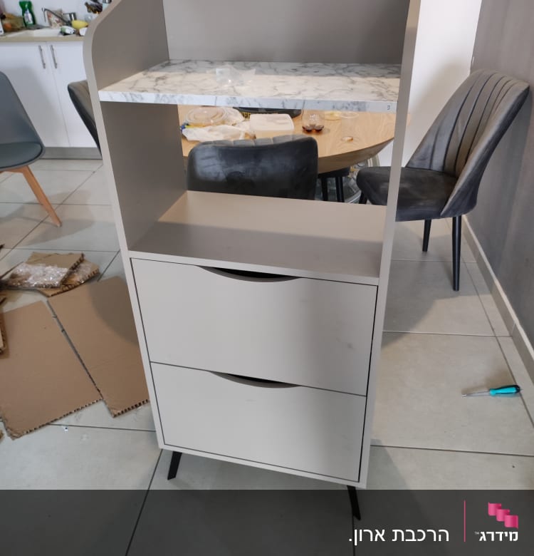 ארון עם מדף שיש וכלי עבודה על הרצפה